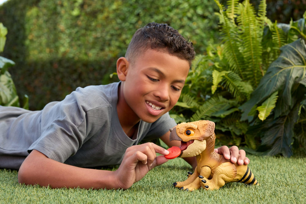 Jurassic World Rebirth Primal Protector Aquilops Dolores interactive Dinosaur Toy, Attack & Sounds